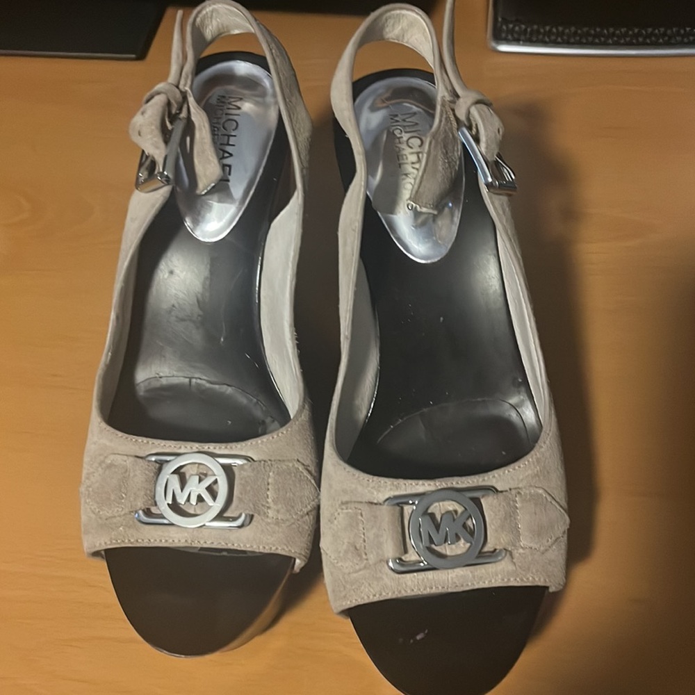 Michael Kors platform wedge sandals. In really good condition Size 8. Tan Suede
